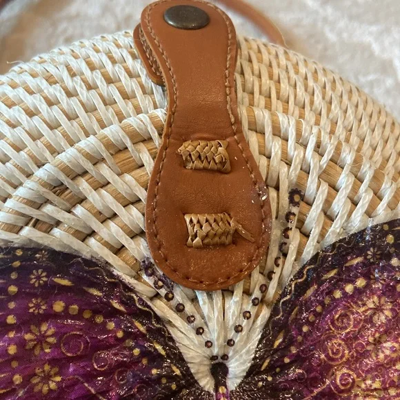 A hand made woven rattan bag from Bali Indonesia - Picture 7 of 8